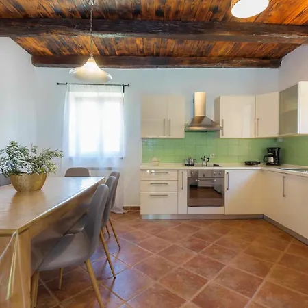 Sunny House With Private Pool Semesterbostad