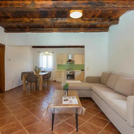Semesterbostad Sunny House With Private Pool