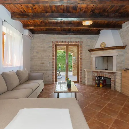 Semesterbostad Sunny House With Private Pool