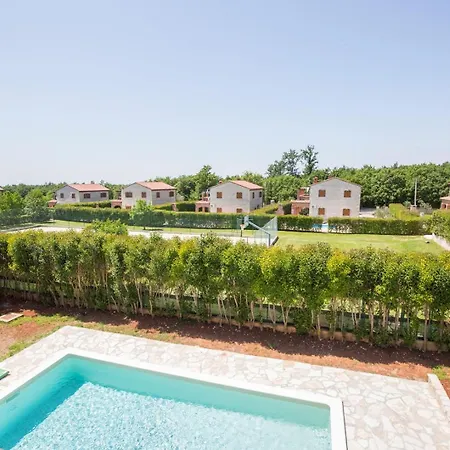 Sunny House With Private Pool