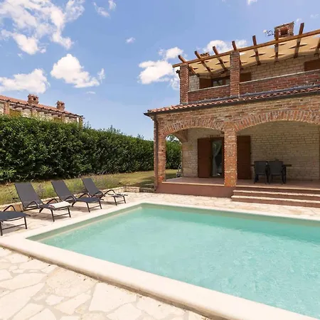 Sunny House With Private Pool
