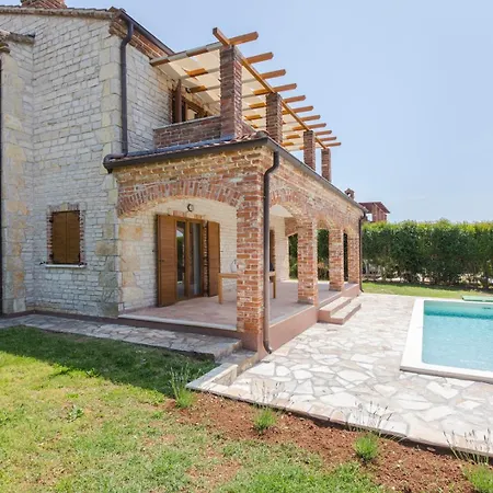 Sunny House With Private Pool